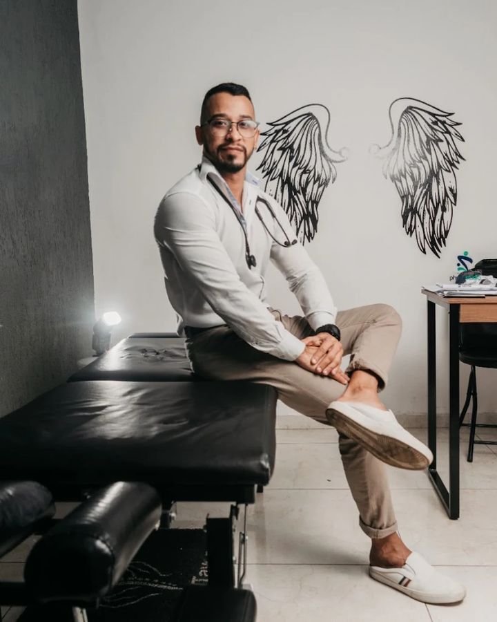 Dr. João Tavares no consultório de quiropraxia em Cabo Frio