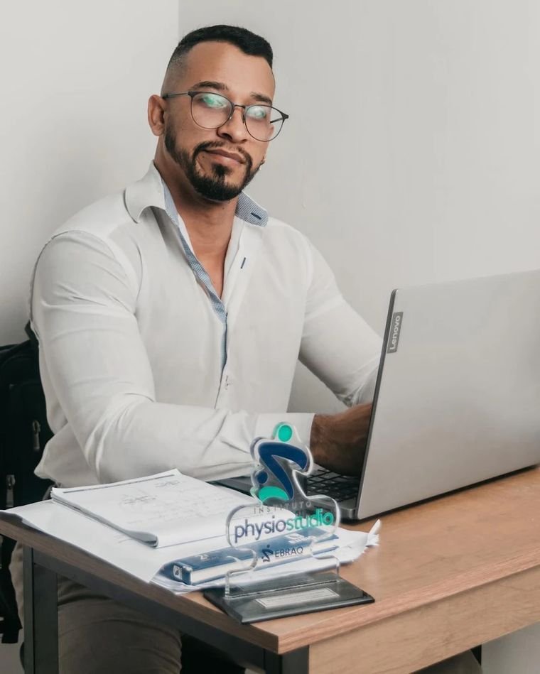 Dr. João Tavares, quiropraxista em Cabo Frio, em seu consultório